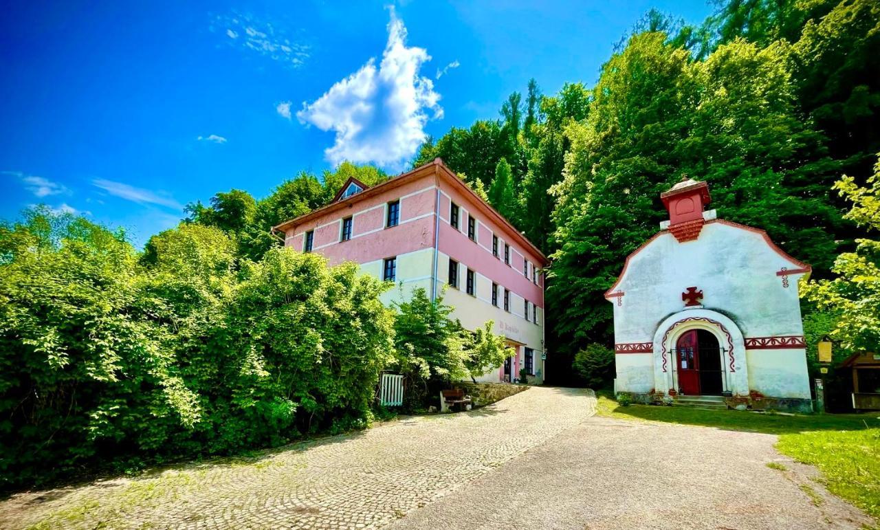 Haraburdi Recyclart Hotel Kostelec nad Orlicí Exterior photo